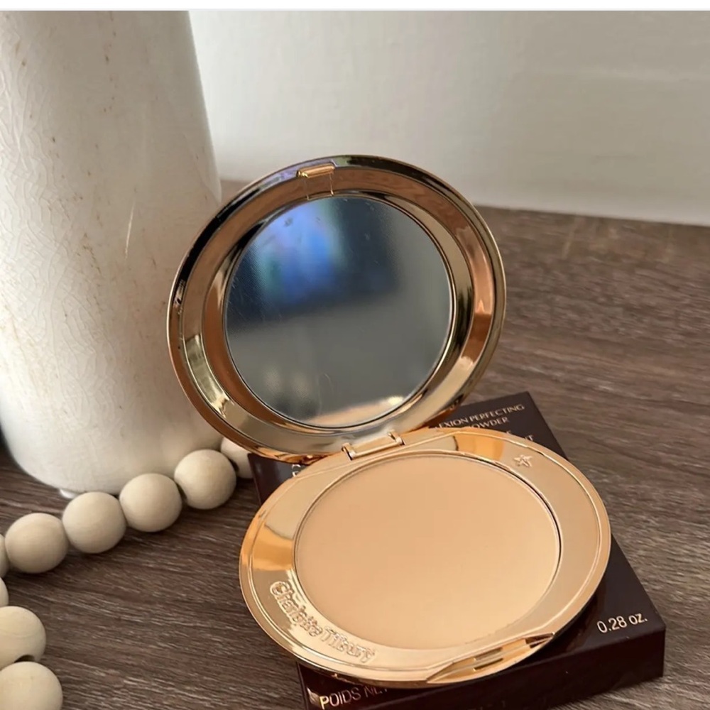 Charlotte Tilbury Gold Compact Setting Powder #2